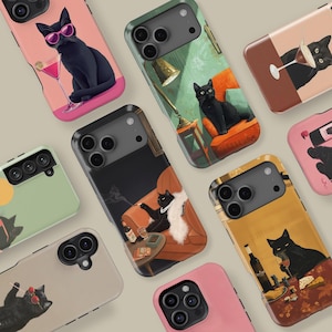 Puede incluir: Una colección de fundas para teléfonos con ilustraciones de gatos negros en varias poses. Algunos gatos llevan gafas de sol y sostienen cócteles, mientras que otros se representan en escenas con vino y cigarrillos. Las fundas tienen diferentes colores de fondo.