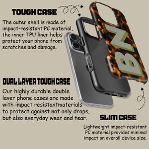 Puede incluir: Una funda para tel&eacute;fono con un dise&ntilde;o de doble capa. La capa exterior est&aacute; hecha de material de PC resistente a los impactos, y la capa interior est&aacute; hecha de TPU. La funda se muestra en un patr&oacute;n de caparaz&oacute;n de tortuga con las letras "BN" en un color marr&oacute;n claro.
