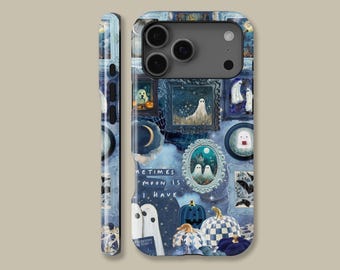 Può includere: Una custodia per telefono a tema Halloween blu e bianca con un collage di illustrazioni spettrali. Il design include fantasmi, zucche e il testo "Sometimes Moon Is I Have". La custodia ha una finitura lucida.