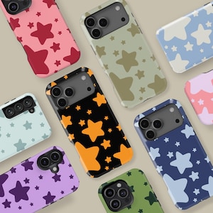 Op de afbeelding: Een verzameling kleurrijke telefoonhoesjes met sterrenpatronen. De hoesjes hebben verschillende kleuren, waaronder roze, zwart, groen en blauw, met sterontwerpen in contrasterende kleuren. De hoesjes zijn ontworpen voor verschillende telefoonmodellen.