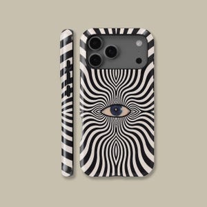 Könnte beinhalten: Eine schwarz-weiße Handyhülle mit einem hypnotischen, wellenförmigen Muster, das von einem zentralen Augendesign ausgeht. Die Hülle hat eine glänzende Oberfläche und einen Schutzstoßfänger. Die Seite der Hülle hat auch ein schwarz-weiß gestreiftes Design.