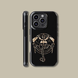 Könnte beinhalten: Schwarze Handyhülle mit einem goldenen Drachen-Design. Der Drache ist von einem Kreis aus Sternen und Wolken umgeben. Die Handyhülle hat einen Kamera-Ausschnitt und einen Ausschnitt für die Lautstärketaste.
