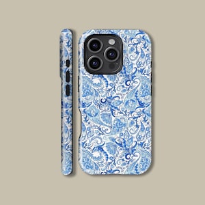 Może przedstawiać: Etui na smartfona z niebiesko-białym wzorem paisley. Etui jest pokazane z przodu i z boku, prezentując szczegółowy kwiatowy wzór. Etui ma błyszczące wykończenie i wycięcie na aparat.