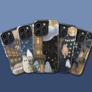 Pode incluir: Cinco capas de telemóvel com designs assustadores de Halloween. Cada capa apresenta uma cena diferente de casa assombrada com fantasmas, morcegos, estrelas e luas. A paleta de cores inclui azuis, amarelos e brancos, criando uma estética caprichosa e assustadora.
