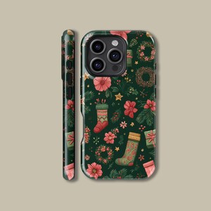 Könnte beinhalten: Dunkelgrüne Handyhülle mit weihnachtlichem Muster. Das Design umfasst rote Blumen, grüne Blätter, goldene Sterne, Geschenkboxen und Weihnachtssocken. Die Hülle wird aus verschiedenen Blickwinkeln gezeigt.