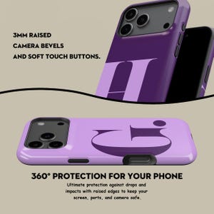 Op de afbeelding: Een lavendelkleurige telefoonhoes met een paars letter "G" ontwerp. De hoes heeft 3 mm verhoogde camerabehuizingen en soft-touch knoppen. De tekst luidt "360&deg; PROTECTION FOR YOUR PHONE".
