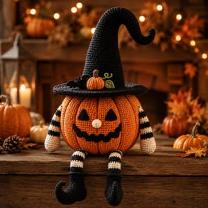 Peut inclure: Une figurine citrouille crochetée avec un visage de lanterne, portant un grand chapeau de sorcière noir orné d'une petite citrouille orange et d'une chauve-souris noire. La figurine a des bras et des jambes rayés terminés par des bottes noires recourbées.