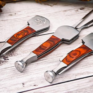 Custom Redwood 3-in-1-Rohrreinigungswerkzeug - Stampfer, Schaber & Pick | Trauzeuge Geschenk für Raucher, Freunde und Väter