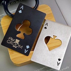 Aangepaste schoppenaas flesopener-kaart flesopener-gegraveerde bierflesopener voor getuige - getuige cadeau-trouwfeest retourcadeau