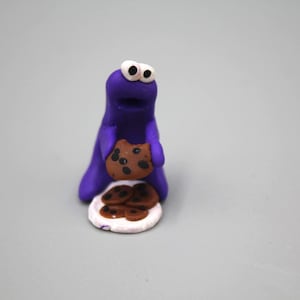 Prato de comer biscoito alienígena Goofy Goober de argila assada artesanal, boca azul aberta, yum yummy, gotas de chocolate de 1,25"