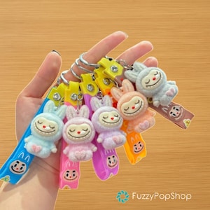 Labubu Plüschpuppe Schlüsselanhänger, süßes sitzendes flauschiges Spielzeug, PVC-Anhänger für Tasche, Auto, Telefon, Weihnachtsgeschenk