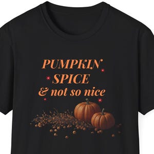 Peut inclure: T-shirt noir avec l'inscription "PUMPKIN SPICE & not so nice" en orange. Le motif comprend deux citrouilles et un tas de graines brunes. Un t-shirt graphique sur le thème de l'automne.