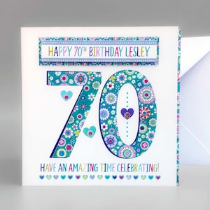 Carte personnalisée pour son 70e anniversaire, spéciale pour elle - Motif floral, prénom personnalisé, fait main au Royaume-Uni - 15 cm ou 20 cm