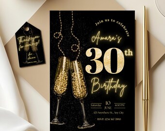 Può includere: Invito di compleanno nero e oro per il 30° compleanno di Amara. Presenta due calici di champagne pieni di perline dorate, una penna d'oro e un biglietto di ringraziamento abbinato.