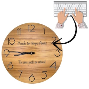 Peut inclure: Une horloge ronde en bois avec des chiffres et des aiguilles noirs. Le cadran de l'horloge porte les inscriptions "Prends ton temps Anaïs" et "Tu sera juste en retard". L'horloge indique environ 8h10. Une flèche noire pointe vers l'horloge depuis un clavier.