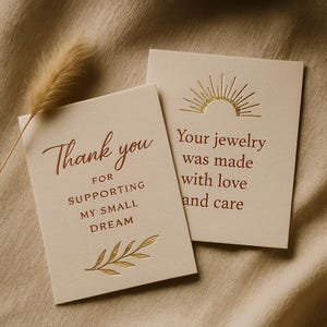 Puede incluir: Dos tarjetas con un diseño de sol dorado y texto que dice "Gracias por apoyar mi pequeño sueño" y "Tus joyas fueron hechas con amor y cuidado".