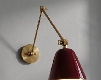 Lámpara de pared de brazo articulado de estilo moderno de mediados de siglo: aplique articulado de latón con pantalla roja, luz de lectura retro para mesita de noche, luminaria ajustable para dormitorio.
