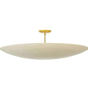 Puede incluir: Lámpara de techo moderna, de forma ovalada y color crema. Cuenta con un vástago dorado y una placa circular. El diseño es minimalista, adecuado para diversos estilos de interior. La longitud es de aproximadamente 120 cm.