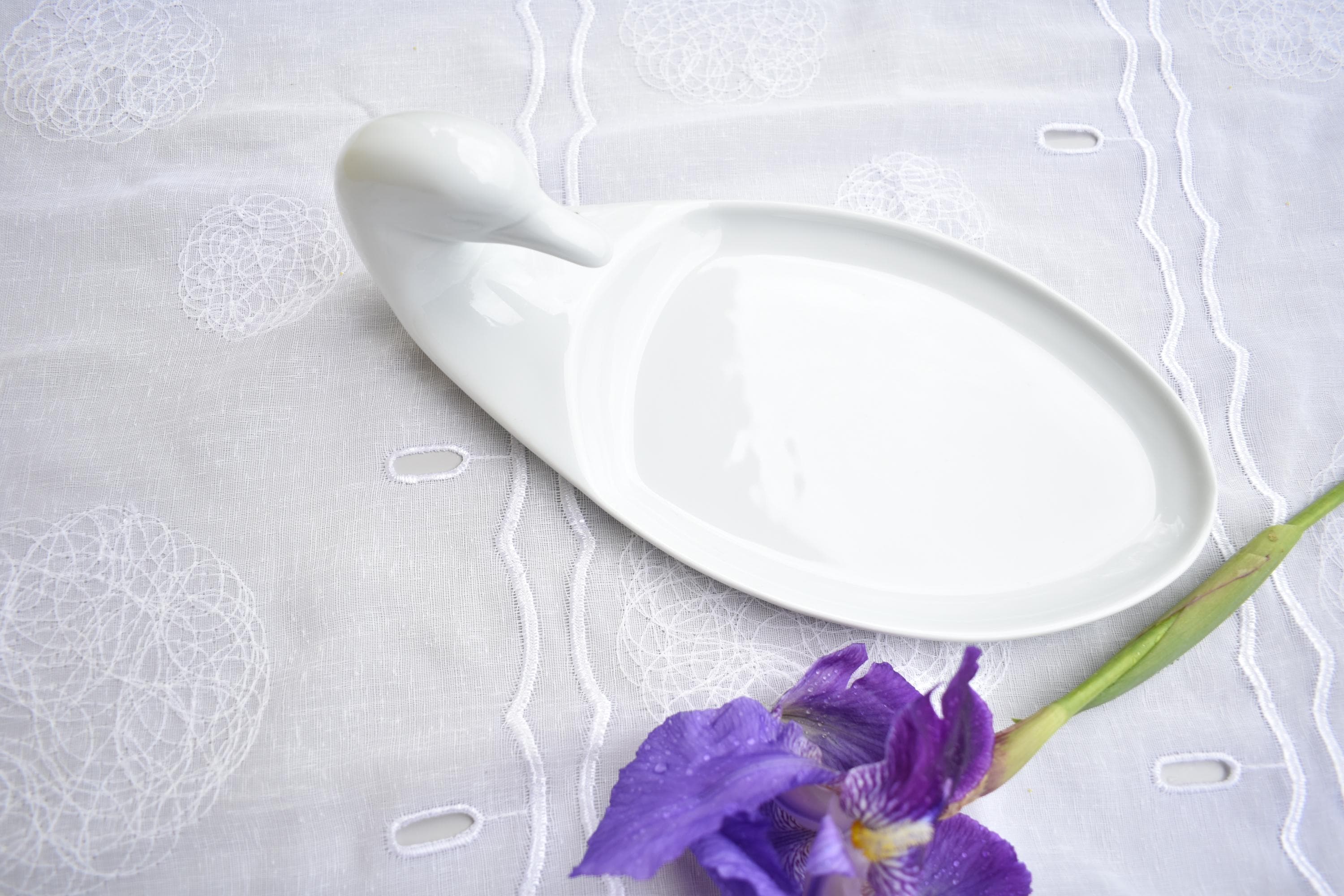 Plat à cake porcelaine vendu par notre petite brocante Valence