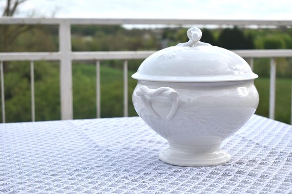 Soupière Vintage en faïence blanche - Élégance Classique pour Décoration ou Art de la Table