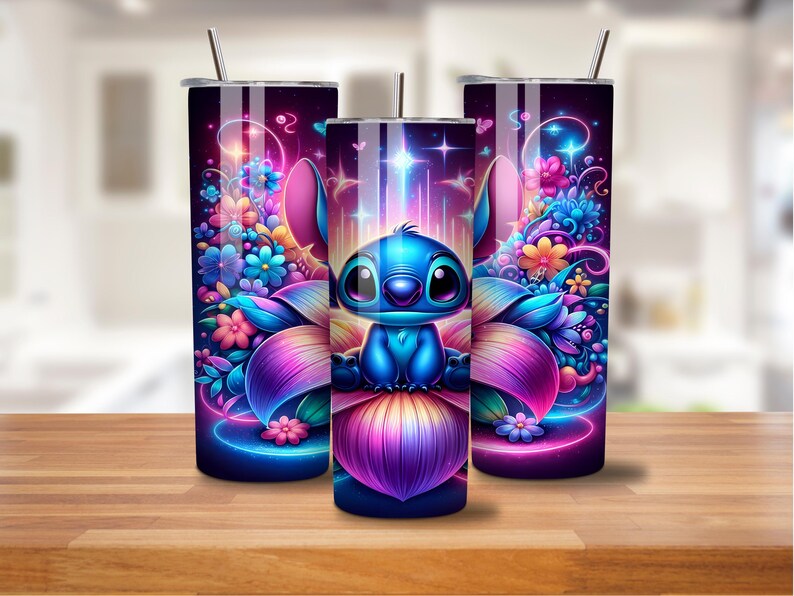 K&ouml;nnte beinhalten: Drei Edelstahlbecher mit einem farbenfrohen Design, das einen blauen Stitch-Charakter aus Lilo & Stitch zeigt, der auf einer Blume sitzt. Der Hintergrund ist dunkelblau mit rosa, lila und gelben Blumen.