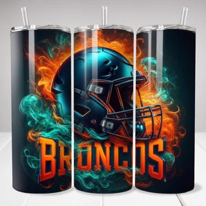 Op de afbeelding: Een zwarte beker met een voetbalhelm-ontwerp en oranje en blauwgroene rookeffecten. Het woord "BRONCOS" wordt weergegeven in oranje blokletters, wat een dynamisch sportthema creëert.