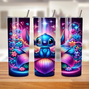 K&ouml;nnte beinhalten: Drei Edelstahlbecher mit einem farbenfrohen Blumendesign und einer blauen Stitch-Figur aus Lilo & Stitch. Die Becher haben eine gl&auml;nzende, metallische Oberfl&auml;che.