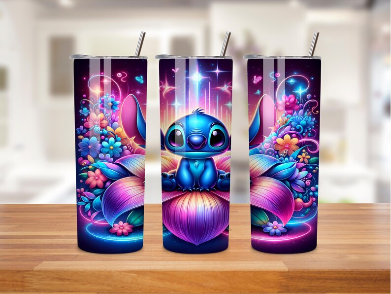 K&ouml;nnte beinhalten: Drei Edelstahlbecher mit einem farbenfrohen Blumendesign und einer blauen Stitch-Figur aus Lilo & Stitch. Die Becher haben eine gl&auml;nzende, metallische Oberfl&auml;che.