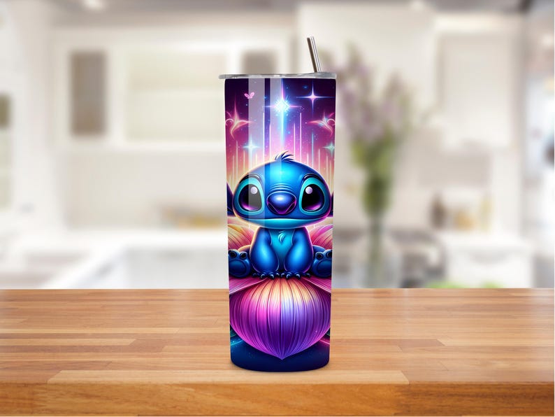 K&ouml;nnte beinhalten: Ein blauer und lilafarbener Edelstahlbecher mit einer Zeichentrickfigur von Stitch aus Lilo & Stitch, die auf einer Blume sitzt. Der Hintergrund ist eine farbenfrohe Galaxie mit Sternen und Schmetterlingen.