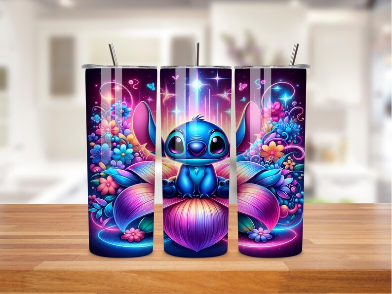 K&ouml;nnte beinhalten: Drei Edelstahlbecher mit einem farbenfrohen Design, das Stitch aus Lilo & Stitch zeigt. Das Design zeigt Stitch, der auf einer Blume mit einem lila, rosa und blauen Farbverlauf sitzt. Der Hintergrund ist dunkelblau mit Sternen und Blumen.