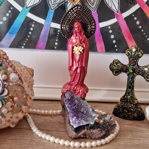Virgin Mary Altar Statue on Amethyst – Polymer Clay Christian Home Decor – Spiritual Gift