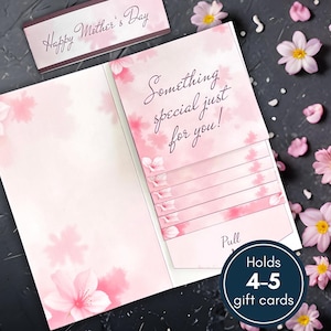 Puede incluir: Un tarjetero rosa con diseño floral y el texto "Something special just for you!" y "Happy Mother's Day". El tarjetero está diseñado para guardar 4-5 tarjetas de regalo. Flores rosas esparcidas alrededor.
