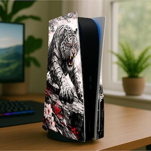 Puede incluir: Una consola PlayStation 5 en blanco y negro con una piel personalizada que presenta una ilustración detallada de un tigre blanco gruñendo con ojos rojos. La piel también incluye detalles florales rojos.