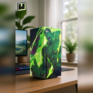 Può includere: Una console di gioco nera con una grafica vibrante di Hulk, con accenti verdi e viola. La console è su una scrivania di legno, con un monitor di computer e una tastiera sullo sfondo. Hulk è raffigurato in una posa dinamica.