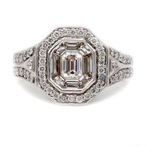 Pu&ograve; includere: Un anello color argento con un diamante centrale taglio smeraldo circondato da un alone di diamanti rotondi pi&ugrave; piccoli. La fascia &egrave; divisa in due sezioni su ciascun lato, con ulteriori diamanti rotondi incastonati sulla superficie.