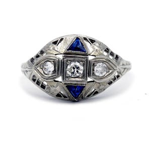 Anello di fidanzamento vintage con tre pietre in stile edoardiano, diamanti taglio europeo da 0,50 carati e cupola in zaffiro.