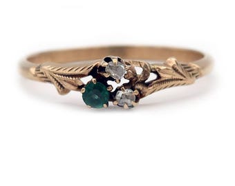 Anello di fidanzamento vittoriano con diamante taglio rosa e doppietta di granato verde in oro rosa 10 carati.
