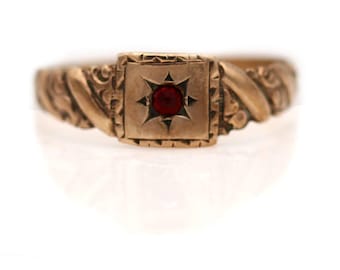 Anello di fidanzamento vittoriano in oro rosa con granato a forma di stella, risalente al 1900 circa.