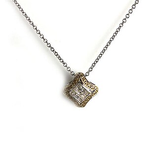 K&ouml;nnte beinhalten: Eine silberne Kettenkette mit einem Diamantenanh&auml;nger. Der Anh&auml;nger ist quadratisch mit einem kleineren quadratischen Diamanten in der Mitte. Der Anh&auml;nger ist von kleineren Diamanten umgeben.
