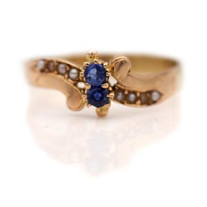 Delicato anello di fidanzamento vittoriano con zaffiro, anello di fidanzamento antico in oro rosa 10 carati con perla e zaffiro.