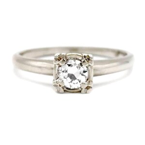Anillo de compromiso antiguo con solitario de diamante de 0,45 quilates engastado en garras