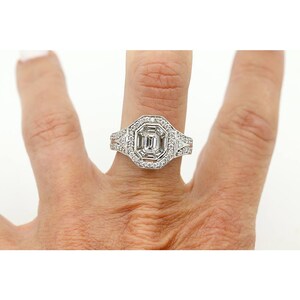 Anello di fidanzamento vintage, diamante taglio smeraldo incastonato a illusione da 1,30 ct, dettagli taglio scudo, oro bianco 14 carati, gioiello anni '80. immagine 3