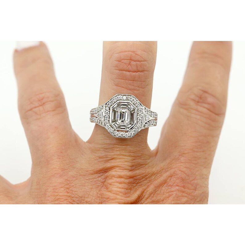 Anello di fidanzamento vintage, diamante taglio smeraldo incastonato a illusione da 1,30 ct, dettagli taglio scudo, oro bianco 14 carati, gioiello anni '80. immagine 3