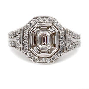 Pu&ograve; includere: Un anello color argento con un diamante centrale taglio smeraldo circondato da un alone di diamanti rotondi pi&ugrave; piccoli. La fascia &egrave; divisa in due sezioni su ciascun lato, con ulteriori diamanti rotondi incastonati sulla superficie.