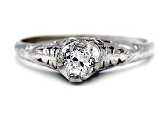 Anillo de compromiso Art Déco de los años 30 con diamante de talla europea antigua en oro blanco de 14k.