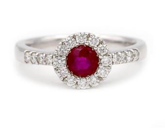 Anillo de compromiso con rubí de mediados de siglo, 1,05 quilates de peso total, con halo de piedras preciosas de rubí y diamantes.