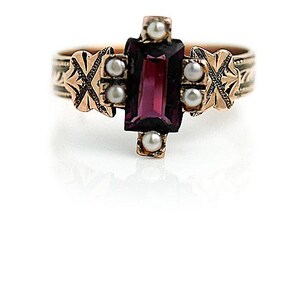 Anillo de compromiso victoriano con turmalina púrpura de talla rectangular de 0,75 quilates y perla.