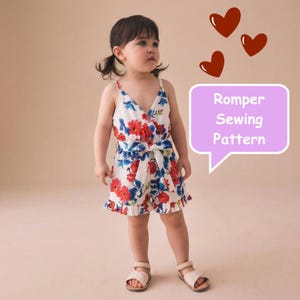 Puede incluir: Una niña pequeña con un mono blanco con un estampado floral de flores rojas y azules. El mono tiene cuello en V, lazo en la cintura y shorts con volantes. La imagen incluye el texto "Romper Sewing Pattern" en una burbuja.