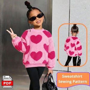 Könnte beinhalten: Ein rosa und fuchsiafarbenes Sweatshirt mit Herzmuster. Das Sweatshirt wird von einer jungen Person getragen, die eine Sonnenbrille und schwarze Leggings trägt. Das Bild enthält auch ein kleineres Bild des Sweatshirts und den Text "Sweatshirt Sewing Pattern".