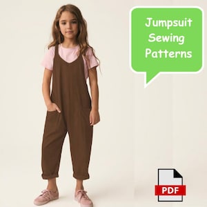 Könnte beinhalten: Ein junger Mensch trägt einen braunen Overall mit Taschen, kombiniert mit einem rosa T-Shirt und rosa Turnschuhen. Das Bild enthält eine grüne Sprechblase mit dem Text "Jumpsuit Sewing Patterns" und ein PDF-Symbol.